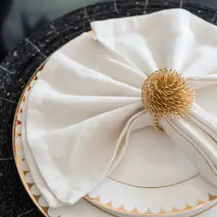 Vackert vika servetter nyår med guldig ring på en elegant dukning.