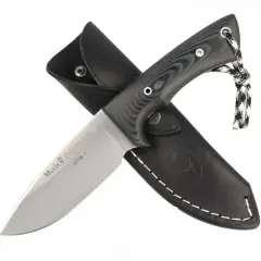 Cuchillo Muela Gavilán con funda de cuero negra. Hoja de acero pulido con inscripciones. Empuñadura negra texturizada y cordón.