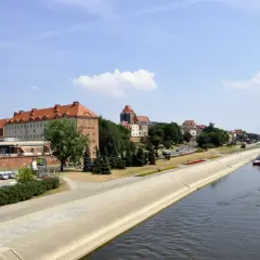 Widok na bulwar filadelfijski z hotelem i rzeką, po której płyną statki.