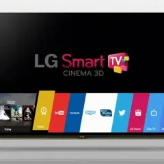 Telewizor LG Smart TV z systemem webOS, prezentujący menu z aplikacjami takimi jak YouTube, Facebook i Skype.