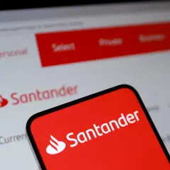 Santander płatność kartą za granicą prowizja. Ekran telefonu i komputera z logo banku Santander.