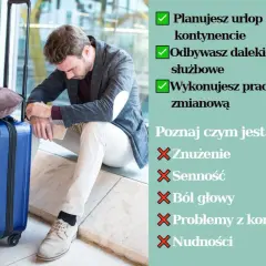 Mężczyzna siedzi ze zmęczoną miną obok niebieskiej walizki i poduszki podróżnej.