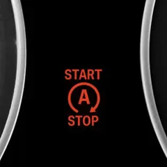 Cruscotto auto con indicatore "START STOP" e simbolo "A" in rosso. Pronto per partire o fermarsi.
