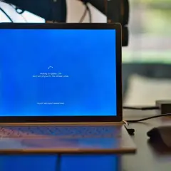 Komputer aktualizuje system, wyświetlając komunikat "Working on updates 27%". Może to być związane z błędem vcruntime140.dll.