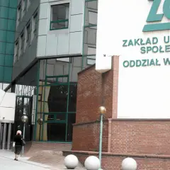 Budynek ZUS w Szczecinie z napisem "Zakład Ubezpieczeń Społecznych".