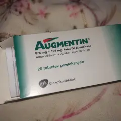 Opakowanie leku Augmentin 875 mg + 125 mg, zawierające 20 tabletek powlekanych.