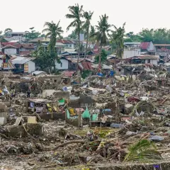 Zniszczone domy i gruzy po tajfunie na Filipinach.