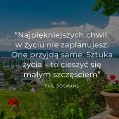 Piękny krajobraz z jeziorem i miasteczkiem, a na nim motywujące cytaty z książek o cieszeniu się małym szczęściem.