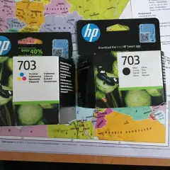 HP 703 to numer tuszu. Na opakowaniu widać logo HP i motyw kwiatowy.