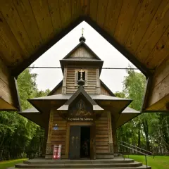 Drewniana cerkiew na Grabarka góra, otoczona lasem i krzyżami.