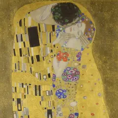 El beso de Gustav Klimt: una pareja abrazada en un campo dorado, ella con flores en el pelo, él con una corona de hojas.