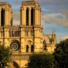 Majestatyczna katedra Notre Dame w Paryżu, z jej dwoma wieżami i rozetą. Ciekawe fakty o tej budowli czekają na odkrycie!