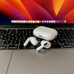 AirPods i etui na klawiaturze MacBooka. Dowiedz się, jak podłączyć AirPods do laptopa, aby cieszyć się bezprzewodowym dźwiękiem.