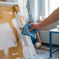 Skuteczne metody, jak zmyć farbę lateksową z paneli podłogowych