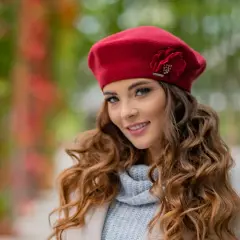 Jak zakładać beret damski: 5 trików na idealne dopasowanie