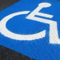 Z czego zwalnia karta parkingowa dla niepełnosprawnych i jakie znaki?