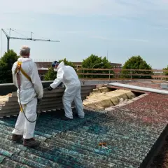 Czy można samemu zdemontować eternit z dachu? Bezpieczeństwo i przepisy