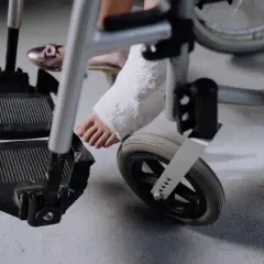 Jak wjechać wózkiem inwalidzkim po schodach bezpiecznie i łatwo