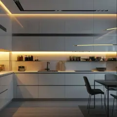 Cocina moderna con iluminación cálida bajo gabinetes y en el techo. La luz es clave para crear ambiente, ¿qué luz es mejor para la cocina?