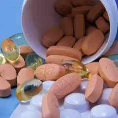 Tabletten und Kapseln, darunter auch Glucosamin, liegen verstreut. Manche Nutzer berichten von Gewichtszunahme bei der Einnahme.