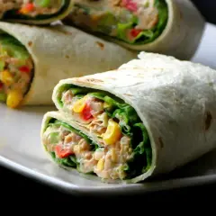 Pyszna tortilla z tuńczykiem, chrupiącą sałatą, kukurydzą i papryką. Idealna na szybki lunch.