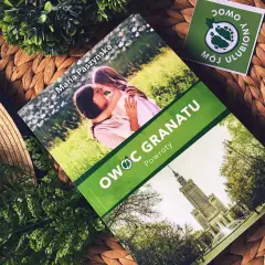 Książka "Owoc granatu. Powroty" Marii Paszyńskiej z córką na okładce, obok naklejka z owocem granatu.