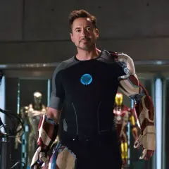 Tony Stark, czyli Iron Man, w swojej zbrojowni, otoczony przez kilka swoich pancerzy.