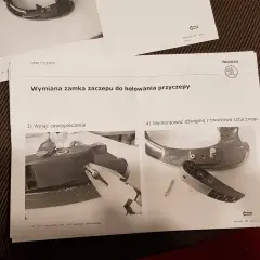 Instrukcja wymiana wkładki w haku holowniczym Westfalia. Pokazuje demontaż zabezpieczenia i dźwigni.