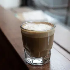 En kaffedröm: en perfekt balanserad macchiato vs cortado, med len mjölk och stark espresso.