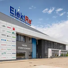 Elekta Hurtownia Elektrotechniczna filia Gniezno. Nowoczesny budynek z logo firmy i nazwami producentów.