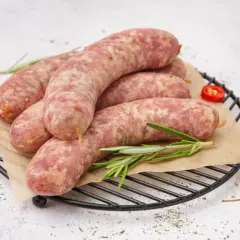 Surowa biała kiełbasa na ruszcie, z chili i rozmarynem. Idealna do gotowania, by poznać, jak ugotować białą kiełbasę.
