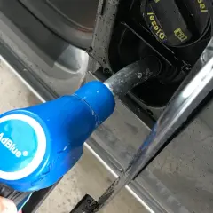 Niebieska dysza AdBlue wlewana do baku diesla. Zastanawiasz się, ile adblue na 1000km zużywa Twój samochód?