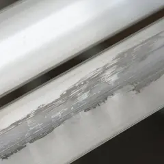 Aluminium nie rdzewieje, ale może ulegać korozji, tworząc biały nalot, jak widać na tych metalowych profilach.