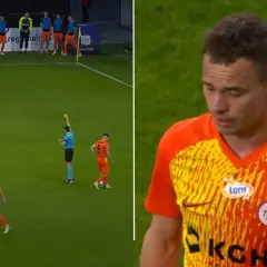 Piłkarz Zagłębia Lubin otrzymuje żółtą kartkę od sędziego podczas meczu z ŁKS Łódź.