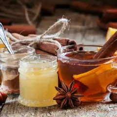 Miód do herbaty: Jak wybrać i zachować jego cenne właściwości?