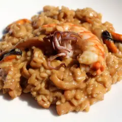 Delicioso risotto de langostinos con mejillones y calamares, cremoso y lleno de sabor marino.