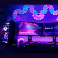 Gaming-Setup mit RGB-Beleuchtung, gesteuert durch MSI Mystic Light RGB Software. Ein PC, zwei Monitore und Wandpaneele leuchten in Pink und Blau.