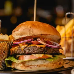 Jak wygląda idealny hamburger? Odkryj sekrety perfekcji!
