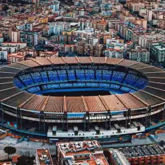 Stadion w Neapolu, potencjalne miejsce Euro 2032, otoczony gęstą zabudową miejską.