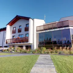 Nowoczesny dom seniora z dużymi oknami i ogrodem.