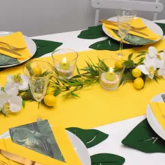 Eine sommerliche Tafel mit gelbem Läufer, Orchideen, Zitronen und Kerzen. Perfekt für schnelle Tischdeko Sommer.