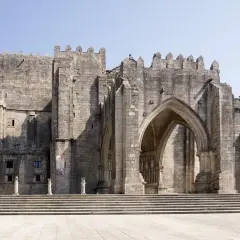 La imponente catedral de Tui se alza majestuosa, con sus escalinatas y arcos de piedra que invitan a explorar su historia.