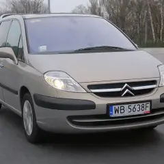 Złoty Citroen C8 jedzie autostradą.
