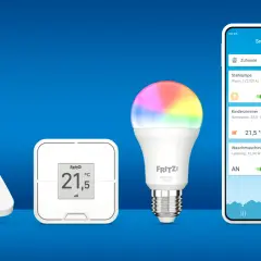 FRITZ!Box steuert smarte Geräte: WLAN-fähiger Rauchmelder, DECT-Thermostat und bunte Lampe im Smart Home.