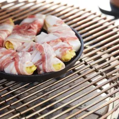 Endives enroulées de lard, prêtes pour une cuisson savoureuse sur le barbecue.