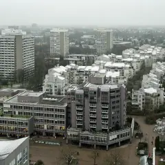 Moderne Wohnblöcke mit harter Bedachung, die Brandschutz-Standards erfüllen, im winterlichen Stadtbild.