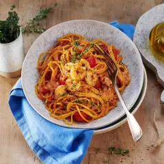 Herzhafte Spaghetti mit Garnelen und Tomatensoße, inspiriert von Rezepten mit Proteinpulver. Ein Gericht, das Genuss und Nährwert vereint.