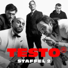 Fünf Männer in Anzügen, die für die testo serie Staffel 2 posieren. Einer raucht eine Zigarette.