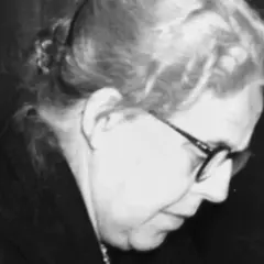 Porträt von Helene Wessel, einer engagierten Politikerin, die mit nachdenklicher Miene und Brille in die Ferne blickt.
