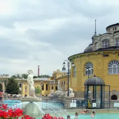 Budapeszt: termy z piękną architekturą i basenami. Sprawdź termy budapeszt cena i zaplanuj relaks.